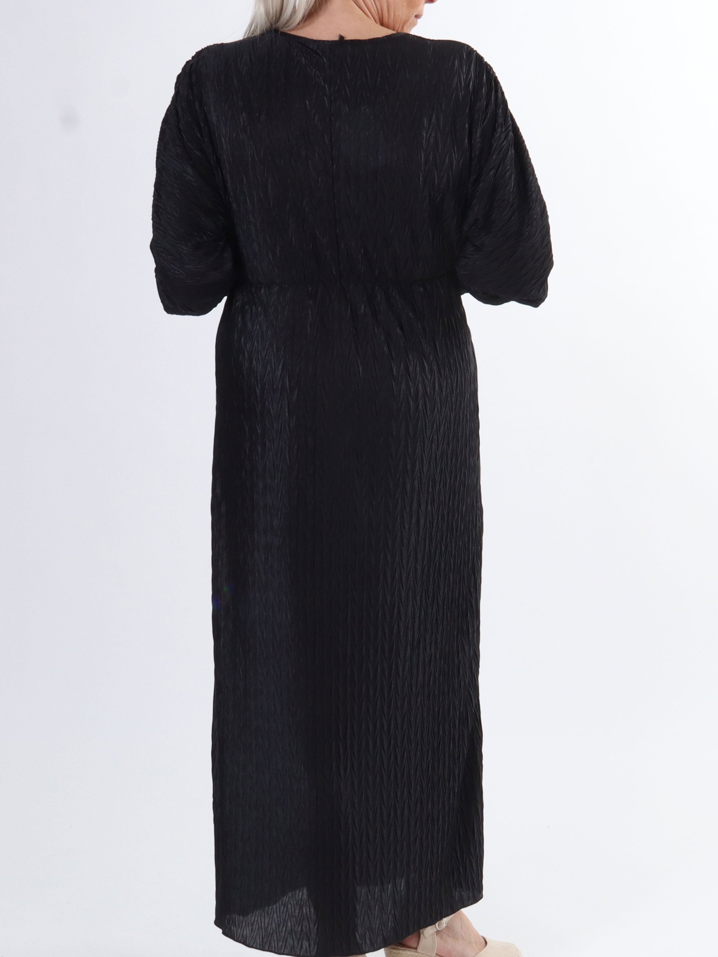 Love - Lång plisserad klänning i plus size i glänsande tyg - Black